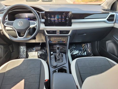 Certified 2025 Volkswagen Taos SE w/ Panoramic Sunroof Package AWD/4WD image 19