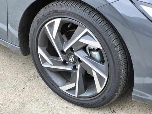 Used 2025 Hyundai Elantra SEL image 2