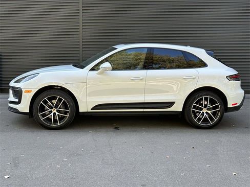 Used 2025 Porsche Macan image 2