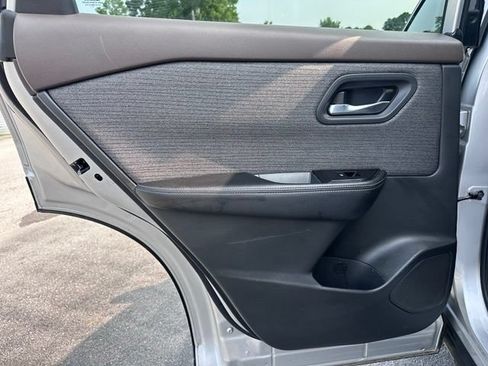 Used 2023 Nissan Rogue SV FWD image 9