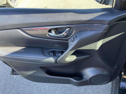 Used 2018 Nissan Rogue SV image 15