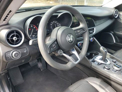 Used 2020 Alfa Romeo Giulia image 17
