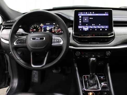 Used 2024 Jeep Compass Latitude image 2