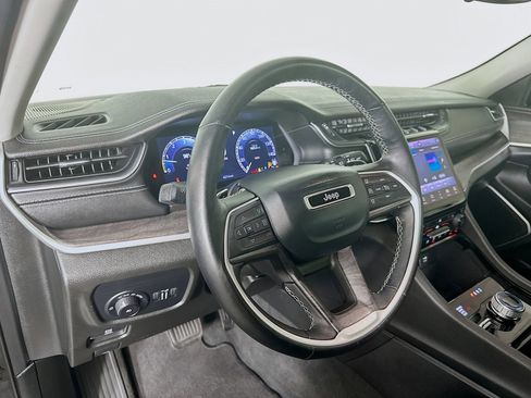 Used 2022 Jeep Grand Cherokee L Limited AWD/4WD image 9