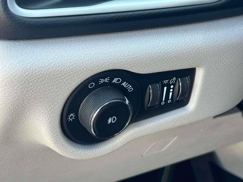 Used 2023 Chrysler Pacifica Touring-L FWD image 22
