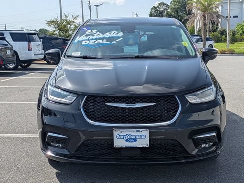Used 2023 Chrysler Pacifica Touring-L FWD image 9