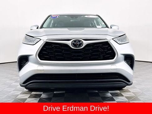 Used 2023 Toyota Highlander L FWD image 2