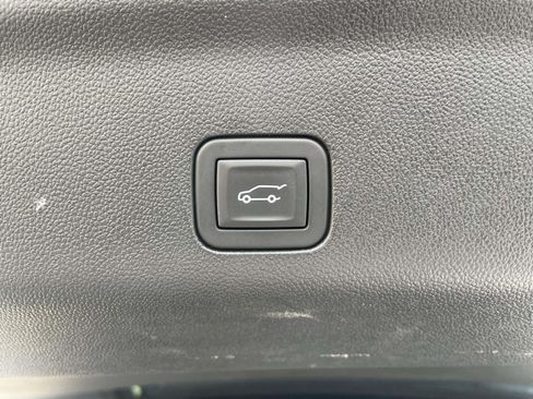Used 2025 Chevrolet Suburban LT w/ Comfort Package AWD/4WD image 9