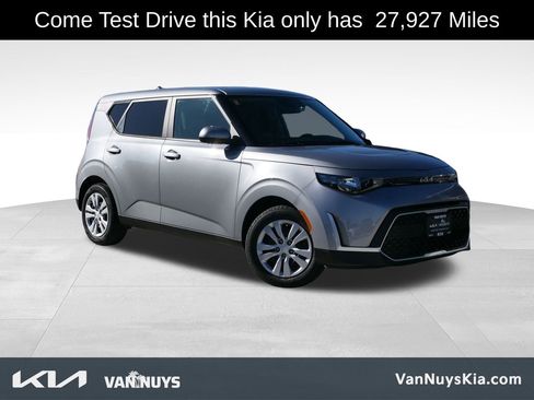 Used 2023 Kia Soul LX image 1