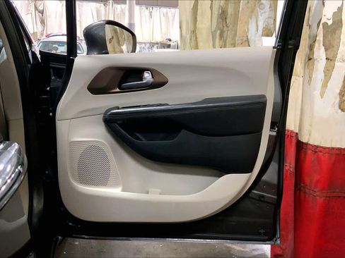 Used 2018 Chrysler Pacifica Touring-L image 22