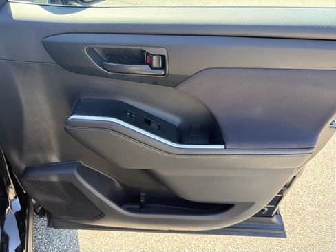 Certified 2025 Toyota Highlander LE FWD image 24