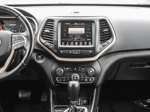 Used 2018 Jeep Cherokee Limited FWD image 13