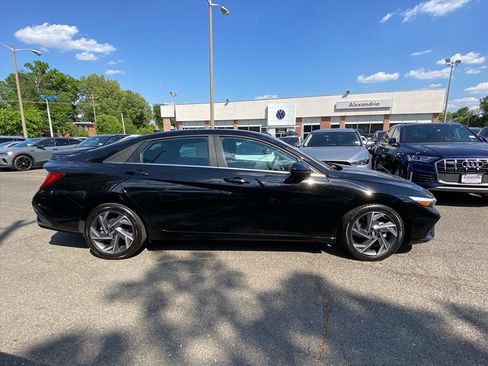 Used 2025 Hyundai Elantra SEL FWD image 2