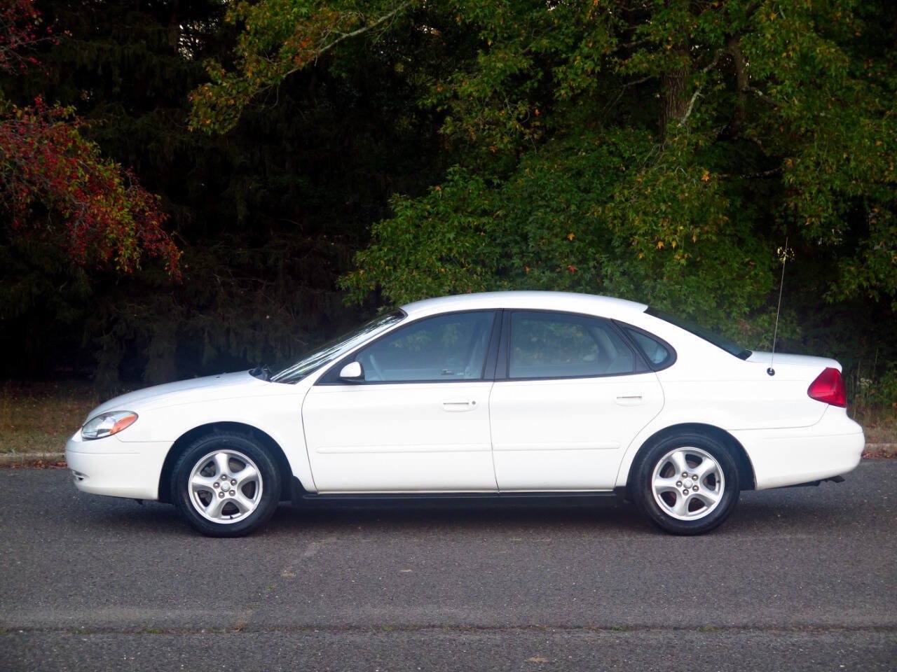 Used 2003 Ford Taurus SES FWD image 2