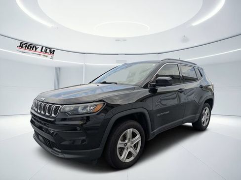 Used 2023 Jeep Compass Latitude w/ Sun and Sound Group AWD/4WD image 7