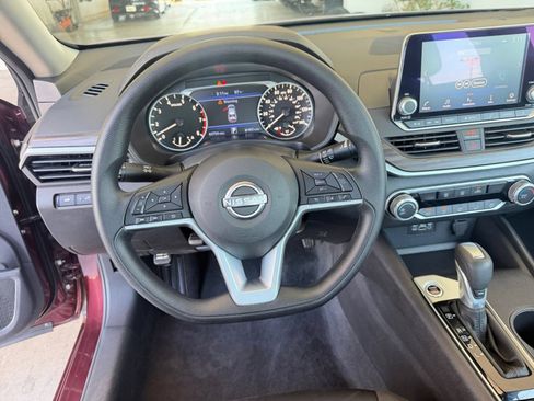 Used 2025 Nissan Altima 2.5 SV FWD image 28