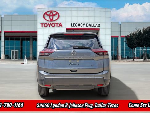 Used 2024 Nissan Rogue SV FWD image 8