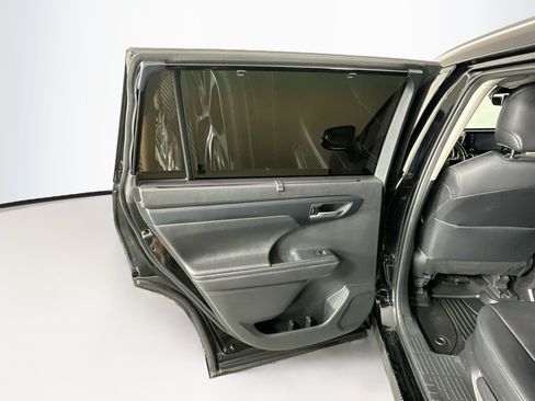 Used 2020 Toyota Highlander XLE FWD image 27