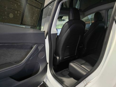 Used 2021 Tesla Model Y Long Range image 16