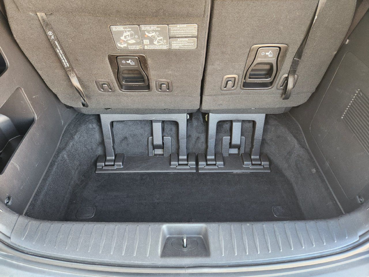 Used 2025 Kia Carnival FWD image 31