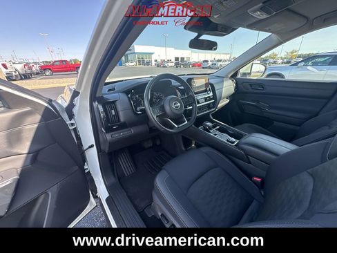 Used 2024 Nissan Pathfinder SV image 10