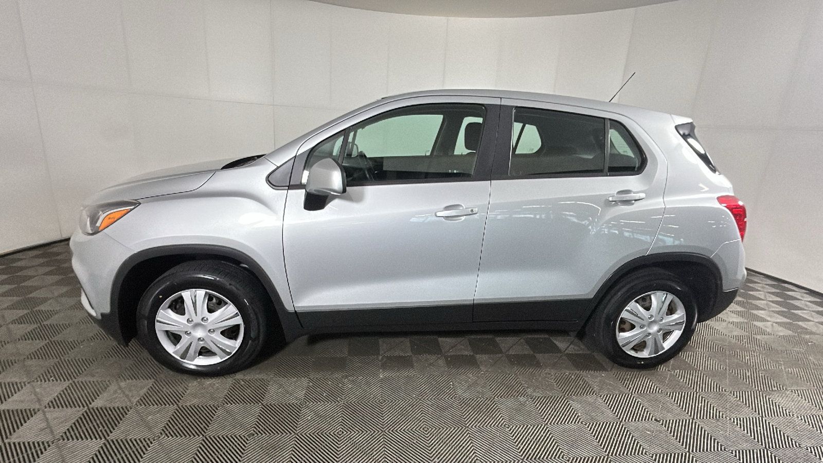 Used 2018 Chevrolet Trax LS FWD image 6