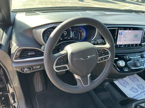 Used 2025 Chrysler Pacifica Select FWD image 17