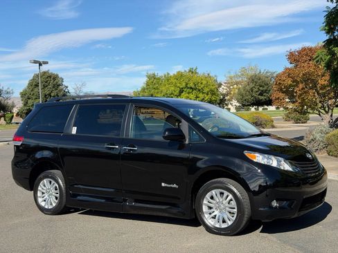 Used 2013 Toyota Sienna XLE w/ Premium Pkg FWD image 8