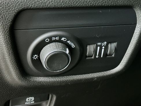 Used 2023 Jeep Grand Cherokee Laredo AWD/4WD image 17