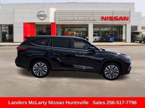 Used 2023 Toyota Highlander Platinum image 2