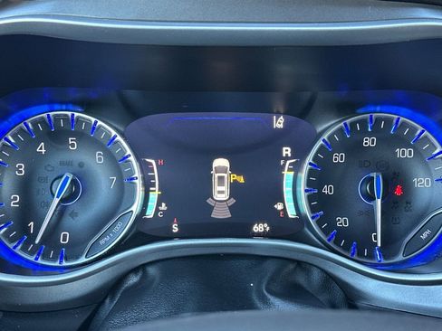 Used 2024 Chrysler Pacifica Touring-L image 22