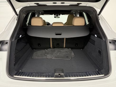 Certified 2023 Porsche Cayenne Platinum Edition image 61
