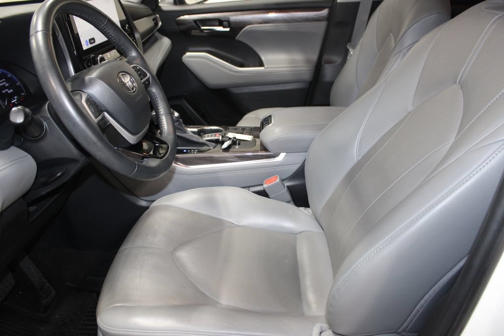 Used 2023 Toyota Highlander Limited FWD image 12