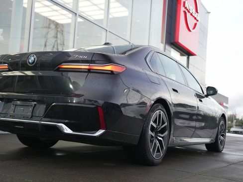 Used 2024 BMW 740i image 10