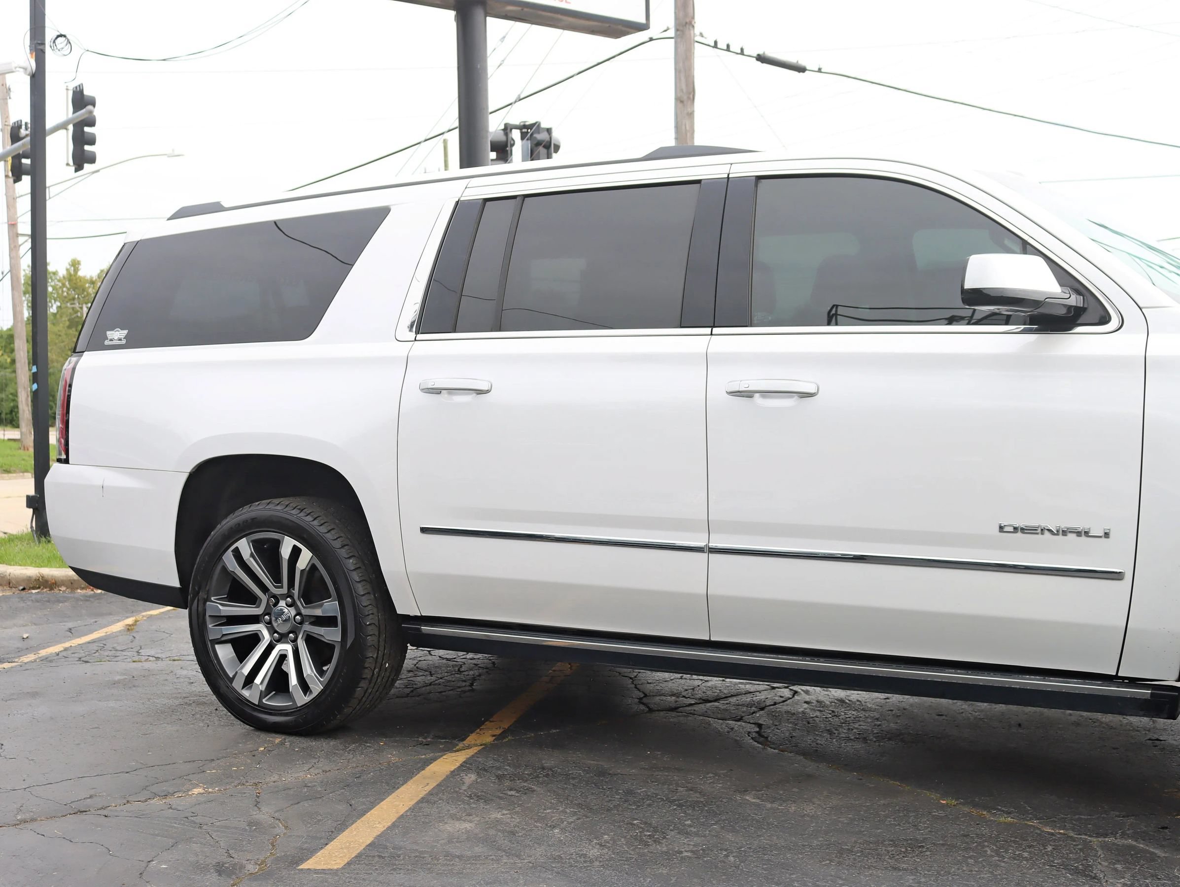 Used 2019 GMC Yukon XL Denali w/ Denali Ultimate Package AWD/4WD image 4