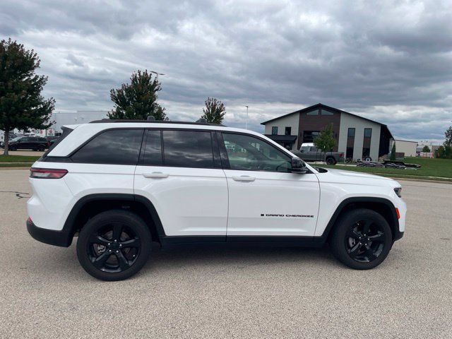Used 2023 Jeep Grand Cherokee Altitude AWD/4WD image 2