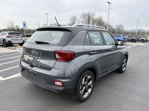Used 2024 Hyundai Venue Limited image 9
