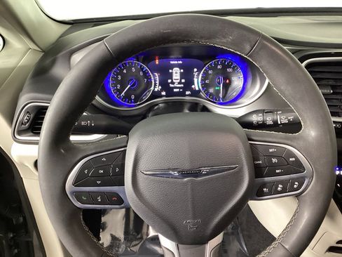 Used 2023 Chrysler Pacifica Touring-L image 27