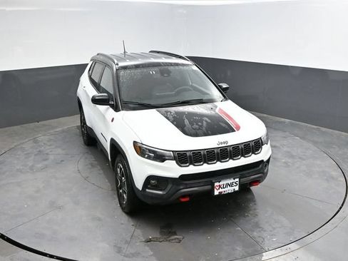 Used 2025 Jeep Compass Trailhawk AWD/4WD image 39