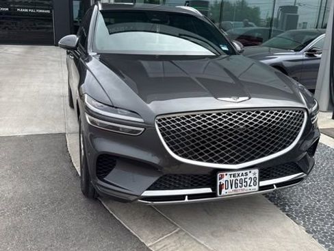 Used 2023 Genesis GV70 2.5T w/ Advanced Package image 3