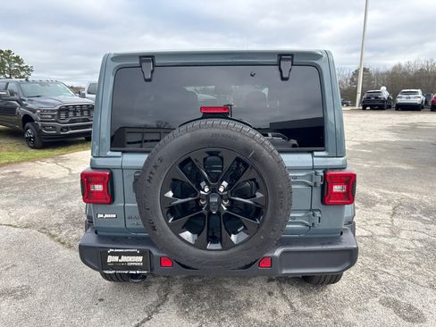 Used 2025 Jeep Wrangler Sahara image 6