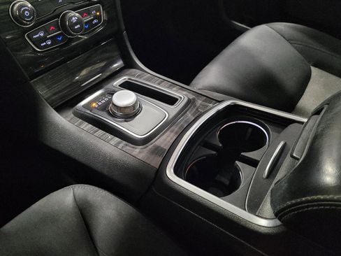 Used 2019 Chrysler 300 Touring RWD image 26