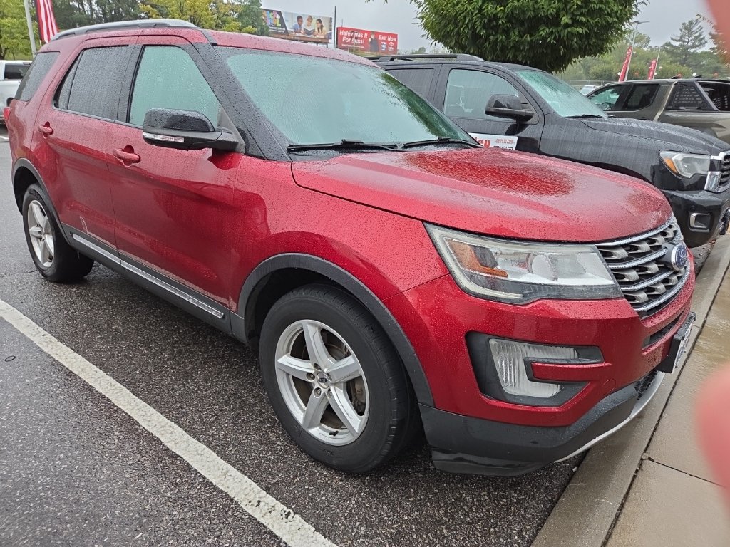 Used 2017 Ford Explorer XLT w/ Equipment Group 202A AWD/4WD image 1