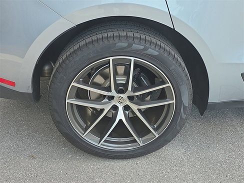 Certified 2025 Porsche Macan Base image 14