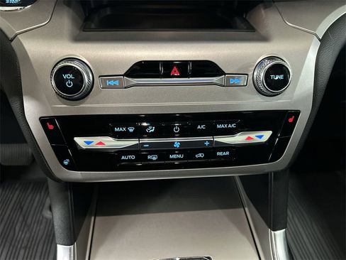 Used 2021 Ford Explorer XLT w/ Equipment Group 202A image 21