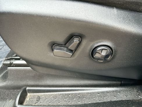 Used 2025 Chrysler Pacifica Select image 12