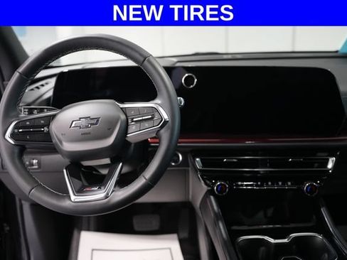 Used 2025 Chevrolet Traverse Z71 AWD/4WD image 2