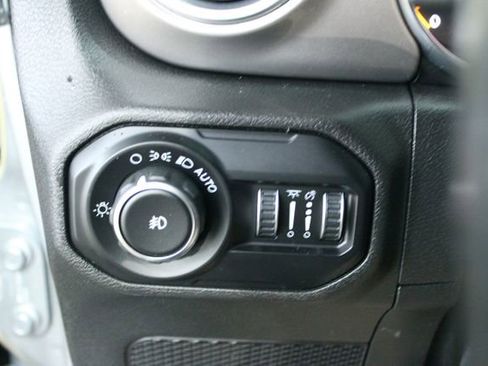 Used 2020 Jeep Wrangler Unlimited Sahara w/ Uconnect 4C Nav & Sound Group AWD/4WD image 13