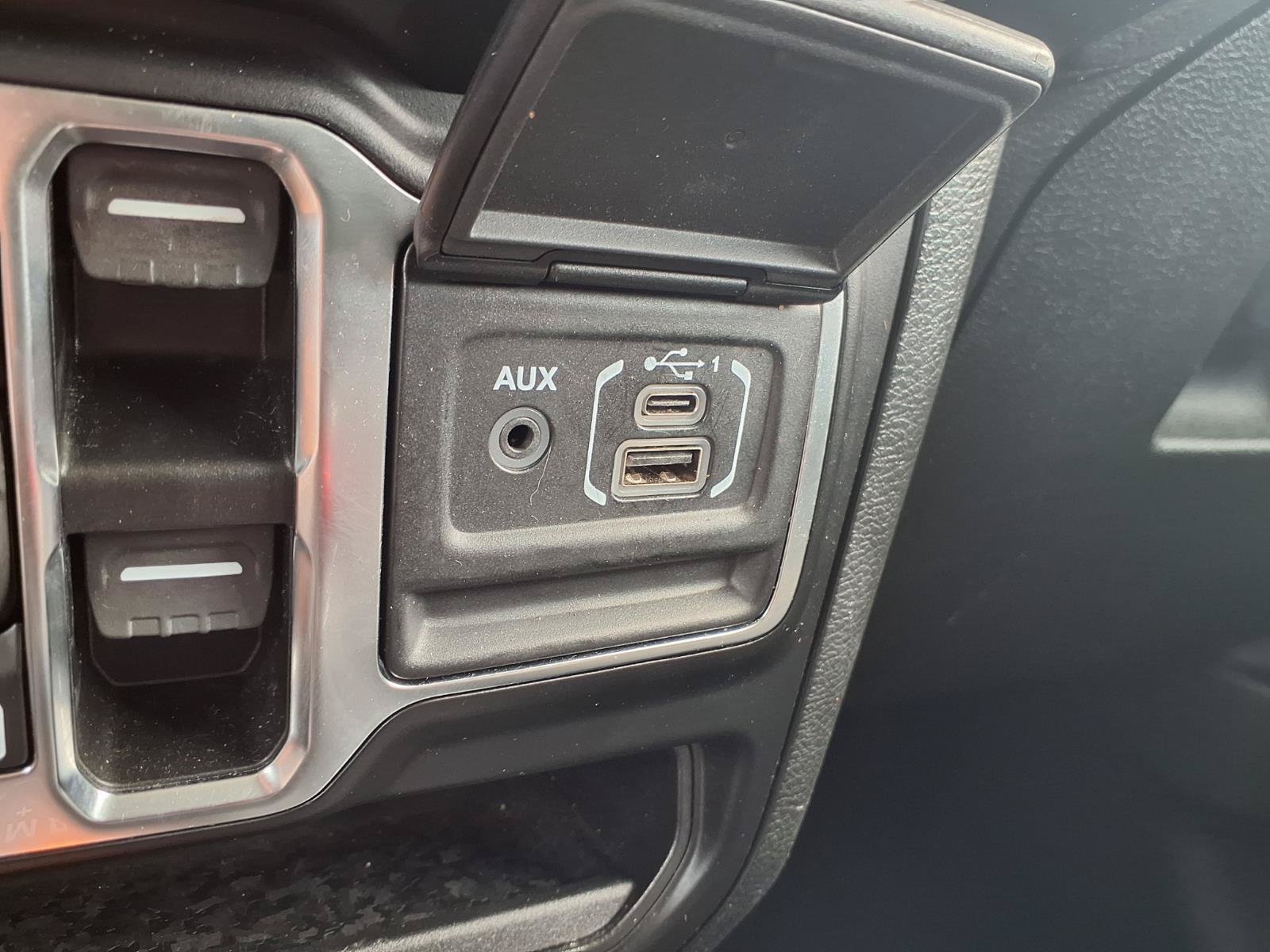 Used 2022 Jeep Gladiator Overland w/ Popular Equipment Package AWD/4WD image 8