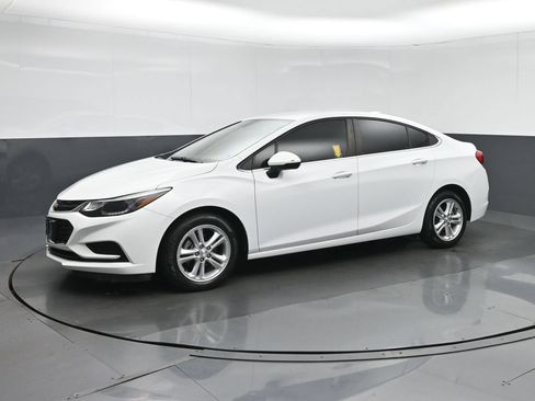 Used 2018 Chevrolet Cruze LT FWD image 3